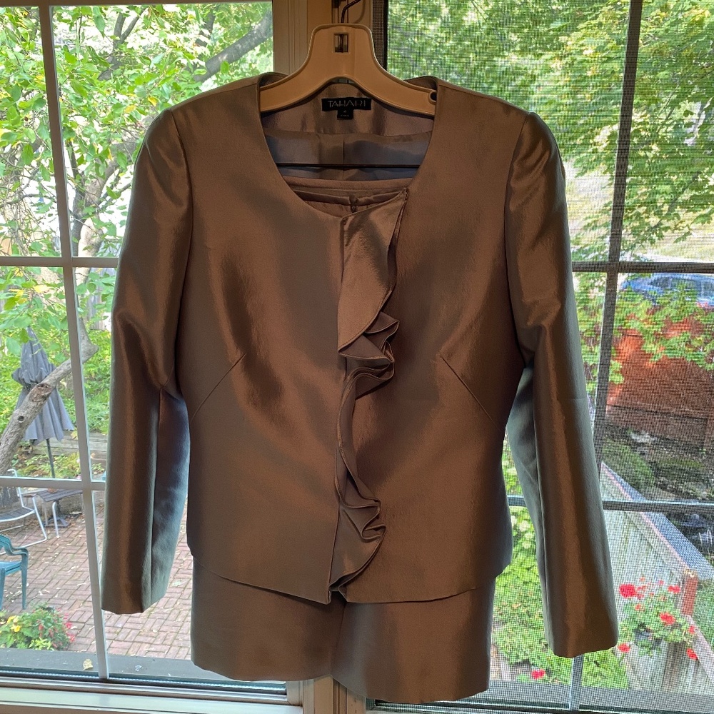 BNWT Tahari two piece suit size 4